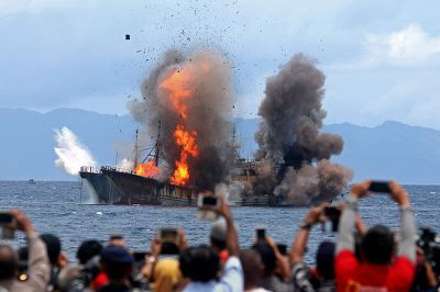 인도네시아 중국 불법조업어선 폭파장면